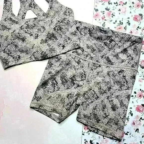 Gap Fit Snakeskin Bike Shorts - Picture 2 of 4